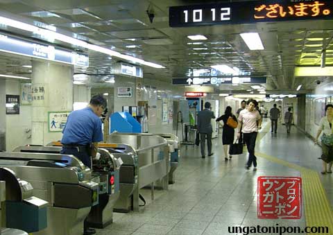 Arreglando una máquina en Hanzoumon, Metro de Tokyo.