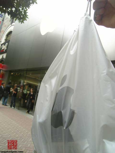 iPod Touch en su bolsa, en frente de la Apple Store de Shibuya