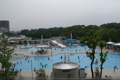 Piscina que se ve desde Nagai Youth Hostel