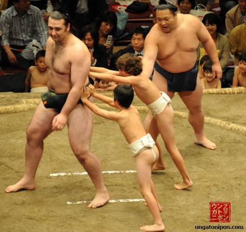 Luchadores de Sumo y niños