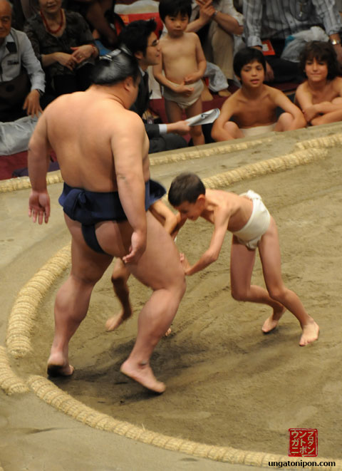 Luchadores de Sumo y niños