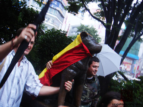 Hachiko con la bandera de España