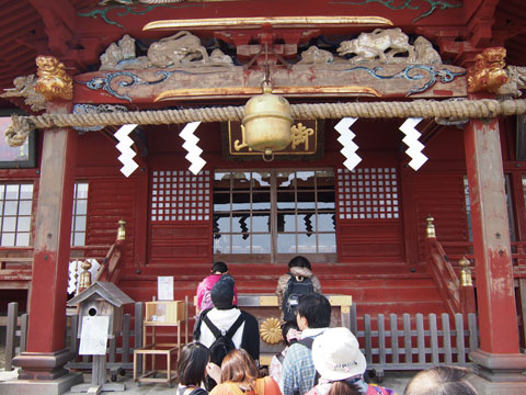 Rezando en el Templo del Monte Mitake