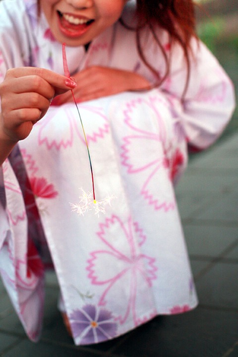 Chica en Yukata disfrutando del Senko Hanabi