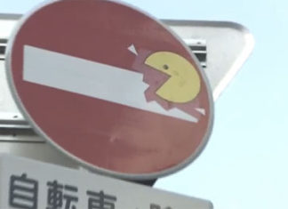 Pac Man comiéndose una señal de prohibido el paso