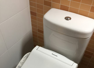 Washlet eléctrico japonés ya colocado y funcionando