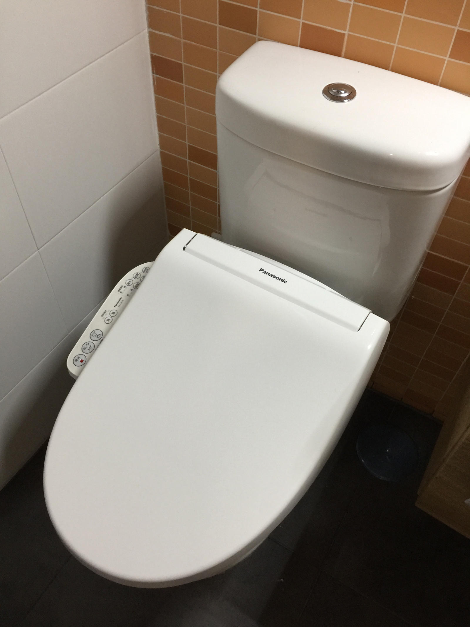 Washlet eléctrico japonés ya colocado y funcionando