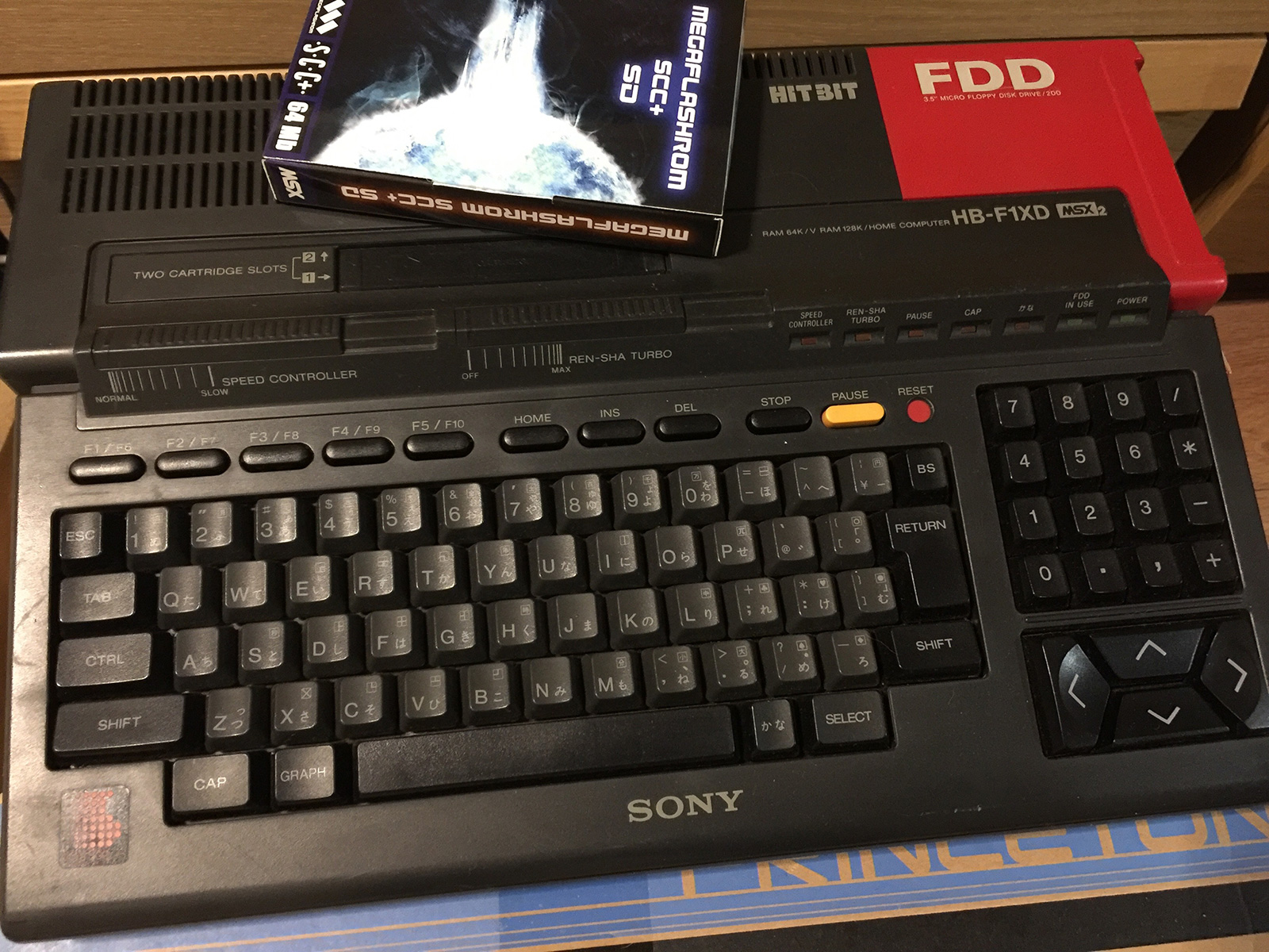 MSX2 HB-F1XD con la caja del MegaFlashROM SCC+ SD