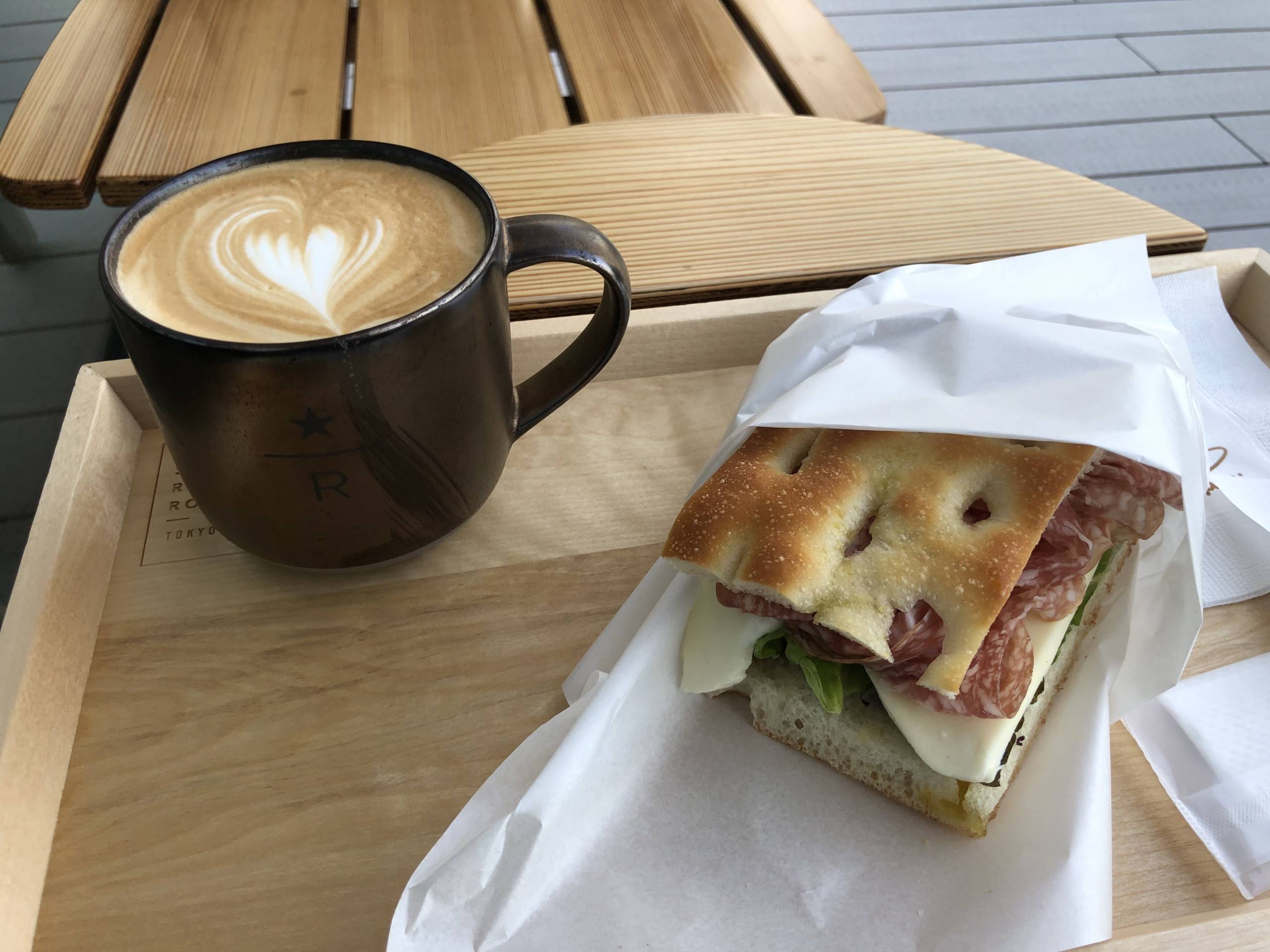 Café y Sando Milano y Mozzarella que me tomé