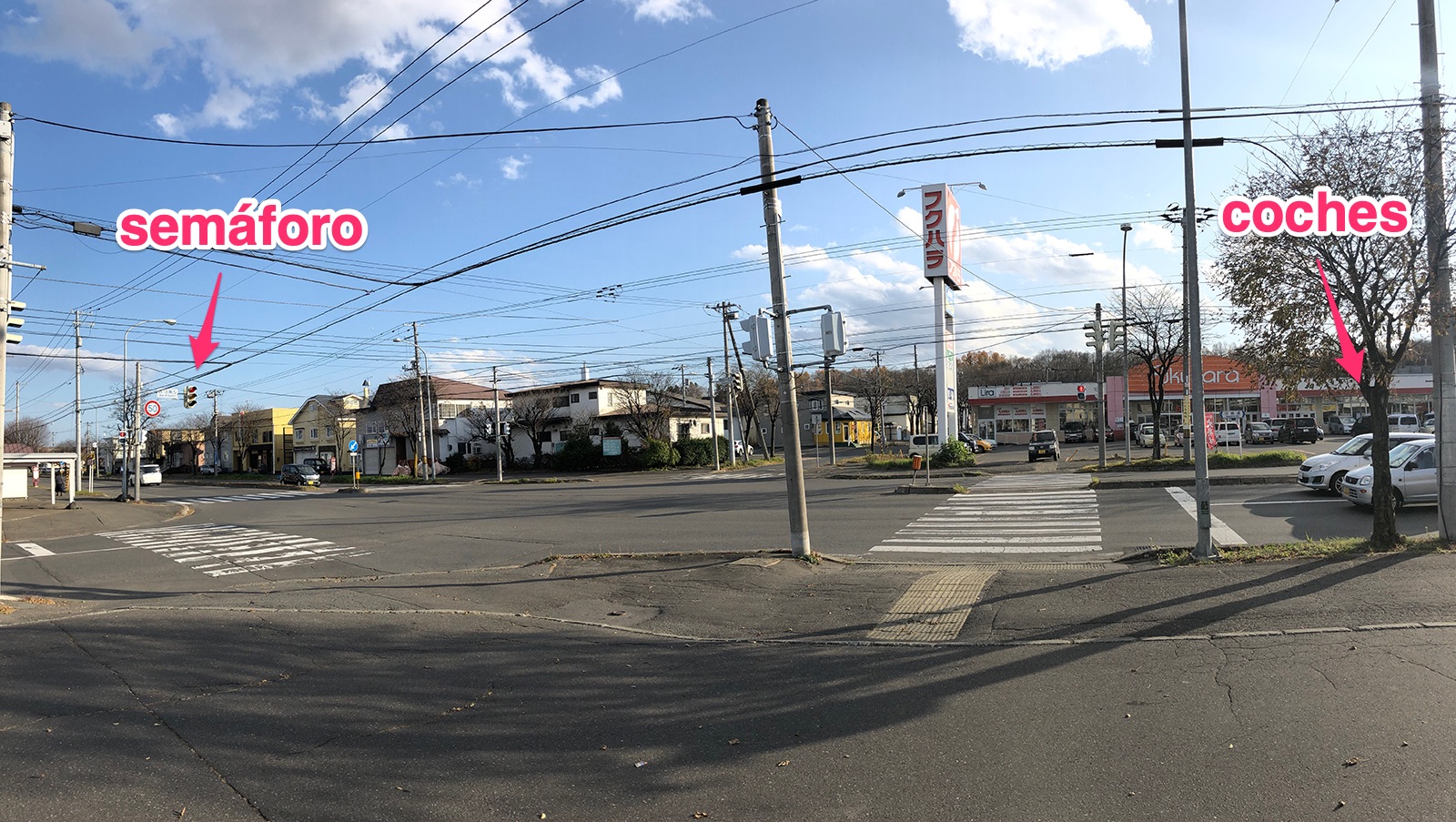 Los semáforos y coches de un cruce en Japón