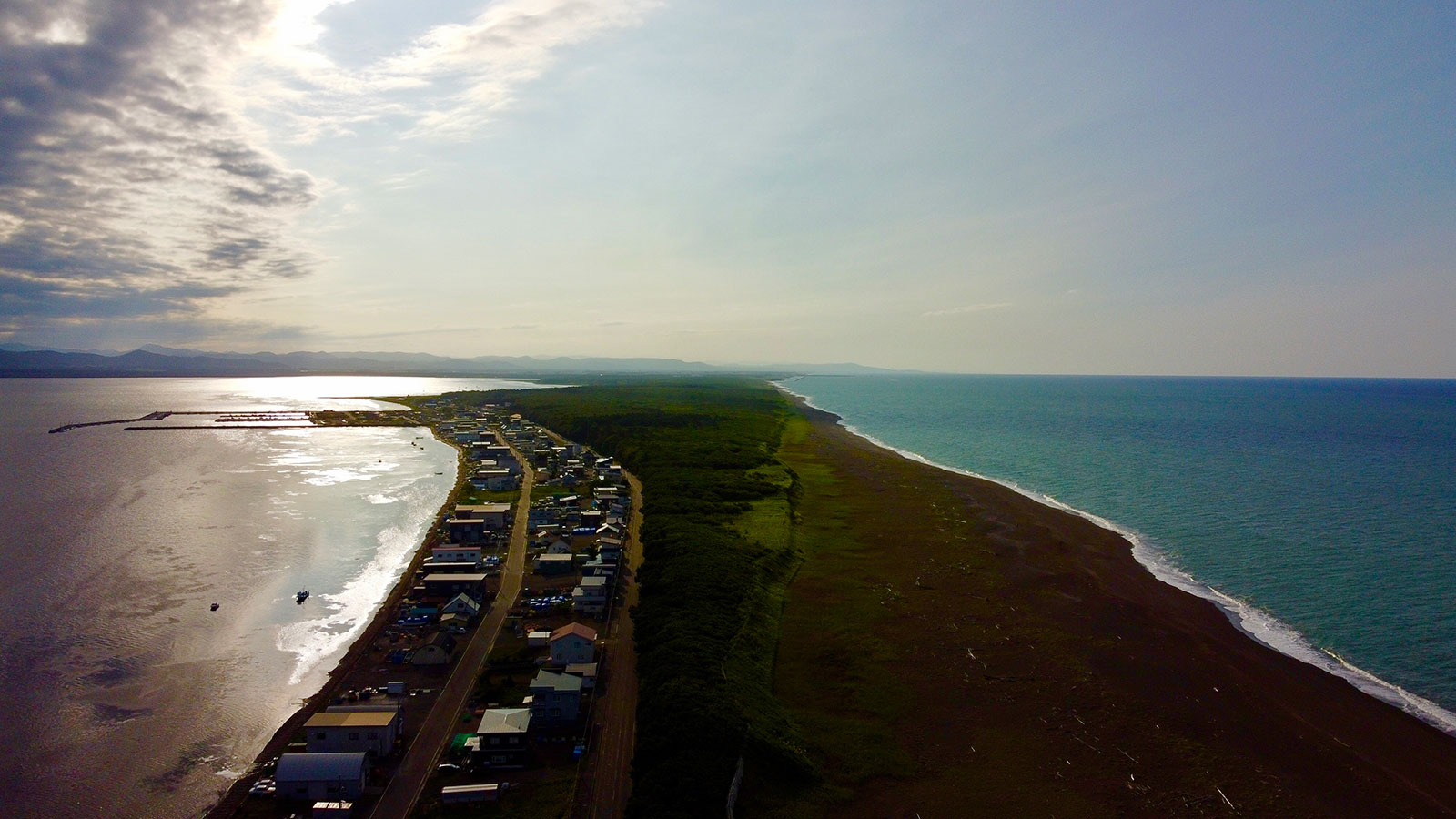 Mar de Ojotsk a la derecha y lago Saroma a la izquierda