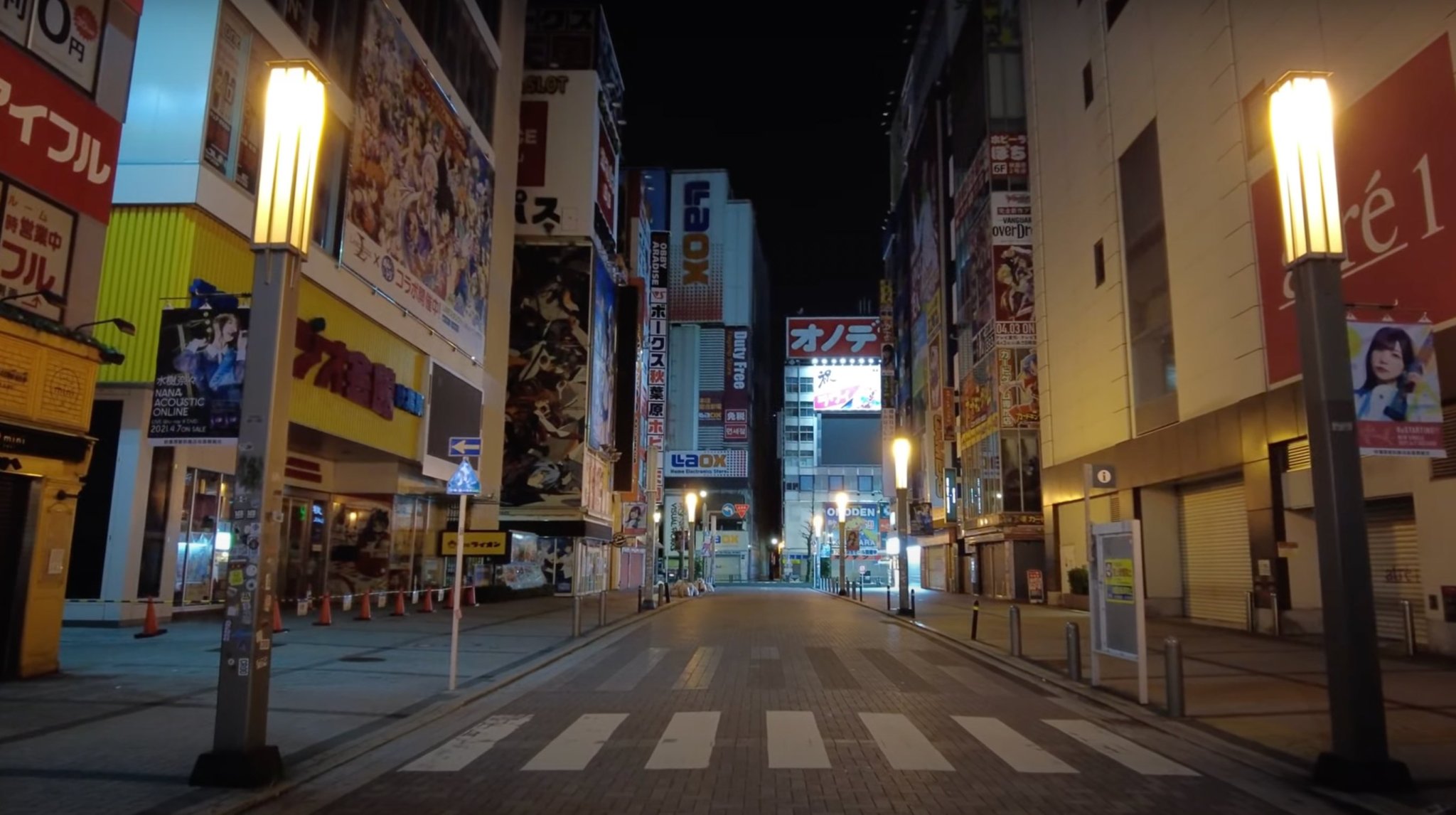 Akihabara completamente vacía por la noche durante la pandemia de Covid