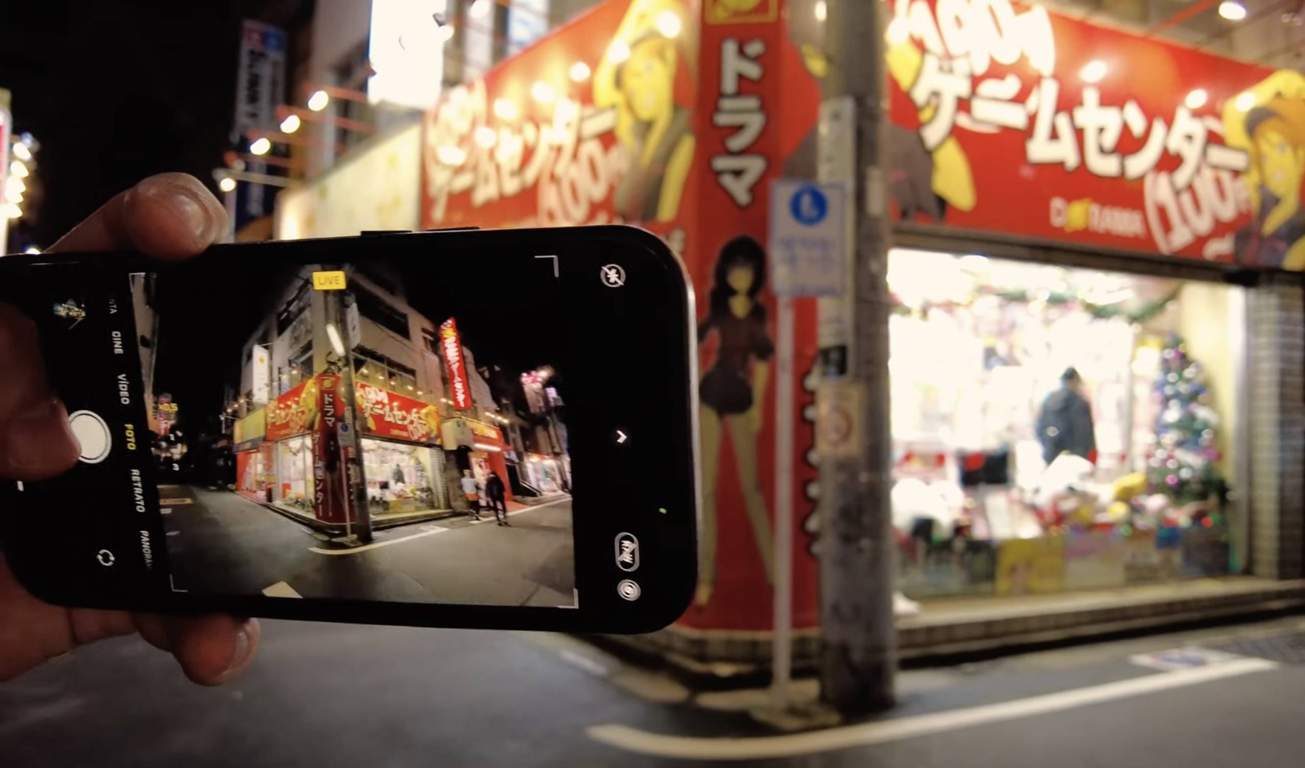 Haciendo una foto de un arcade o centro de juegos en Shimokitazawa, Tokio