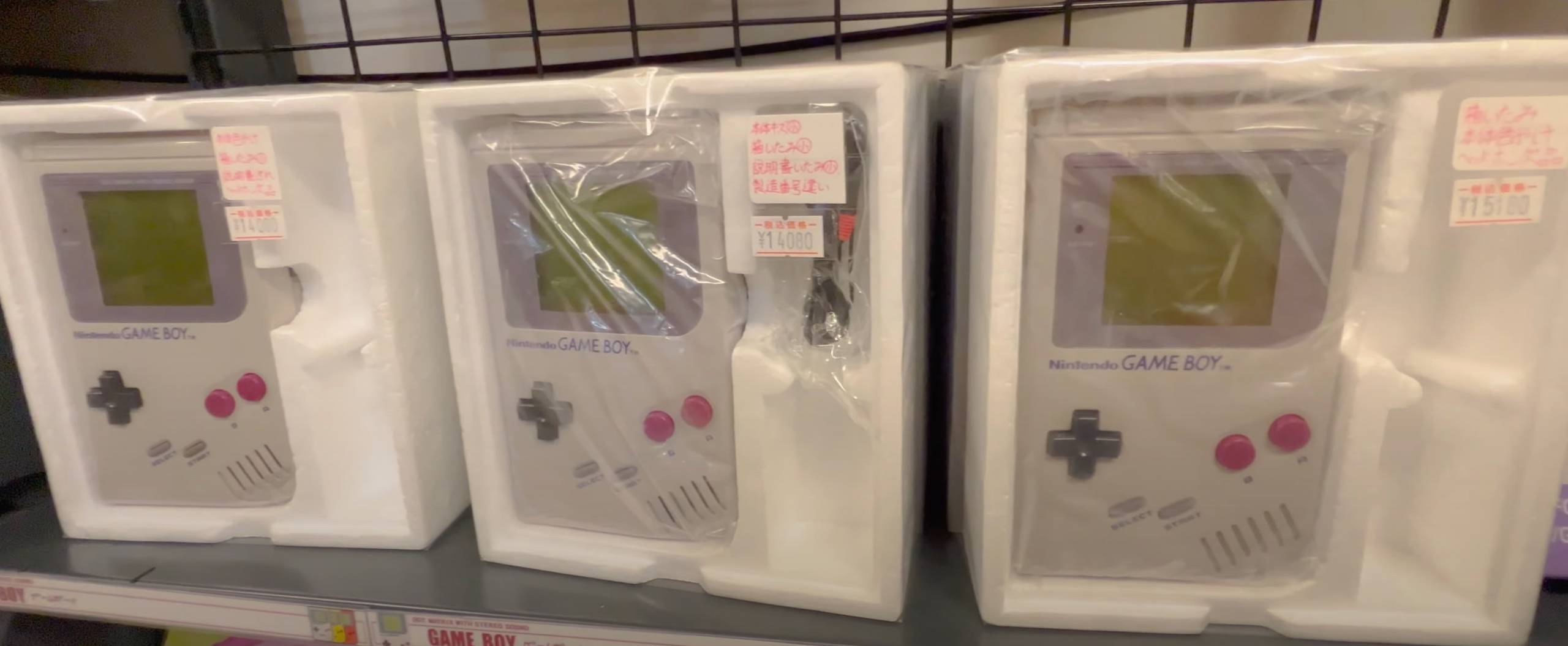 Game Boys DMG en sus cajas por 14 y 15000 yen en Super Potato de Akihabara