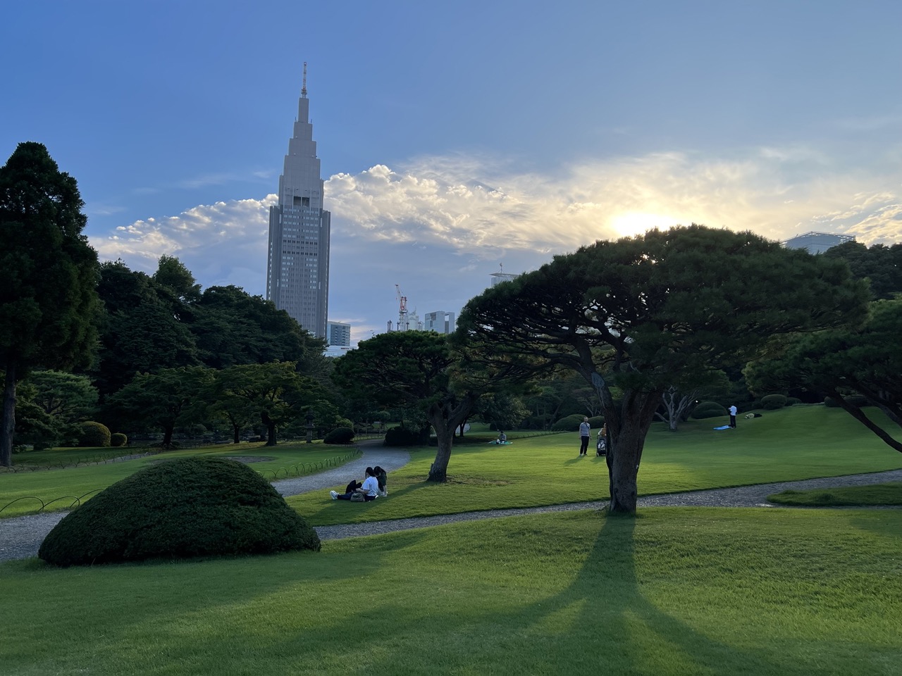 Puesta de sol en el parque Shinjuku Gyoen en Tokio