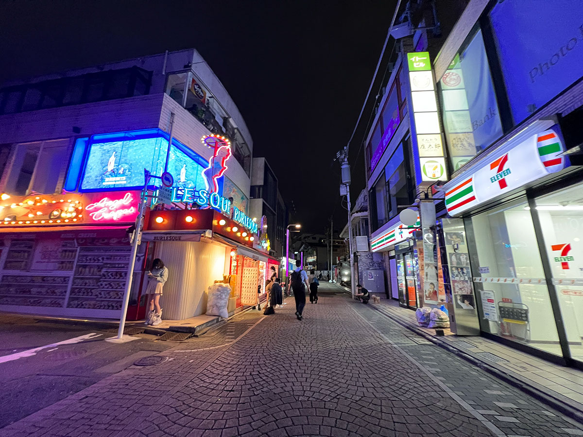 Takeshita dōri en Harajuku a media noche, cuando casi todo el mundo se ha ido
