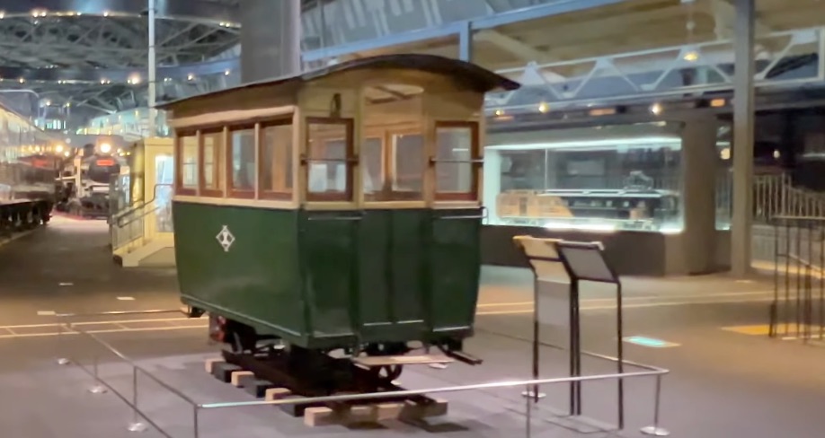 Jinryoku Kyakusha, un vagón que se mueve gracias a la fuerza de las personas, tal y como su nombre indica